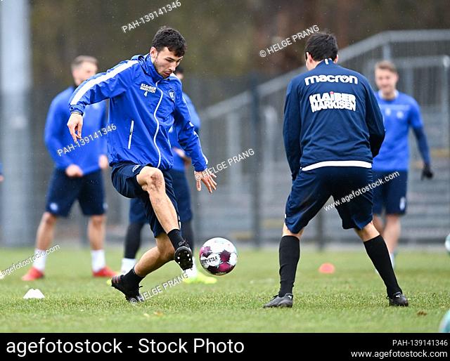 duels, duel Lukas Froede (KSC) / l. versus coach Christian Eichner (KSC) GES / Football / 2. Bundesliga: Karlsruher SC - Training, 22.01