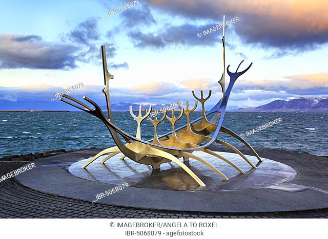 Sculpture Sólfar, Solfar, Sun cruise, Viking steel ship by Jón Gunnar Árnason, Evening mood, Reykjavik, Iceland, Europe