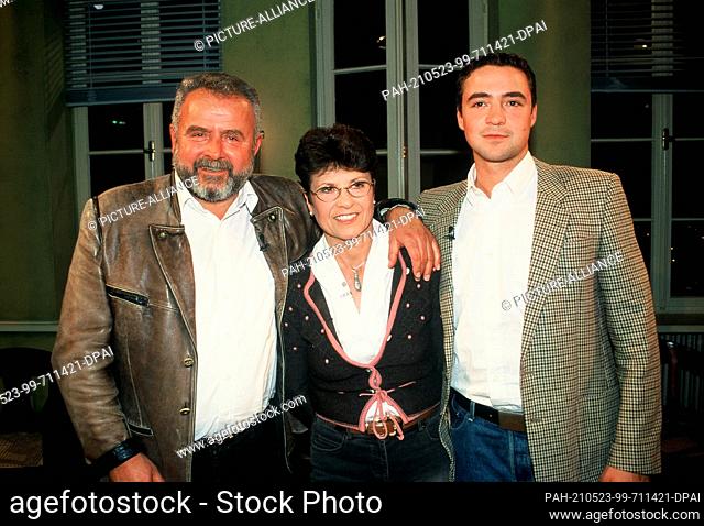 21 May 2003, North Rhine-Westphalia, Cologne: The activist and development aid worker Reinhart EROES with his wife Annette and son Urs