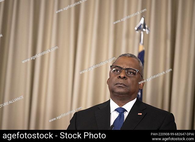 08 September 2022, Rhineland-Palatinate, Ramstein: U.S. Secretary of Defense Lloyd Austin delivers a press statement at Ramstein Air Base after the end of the...