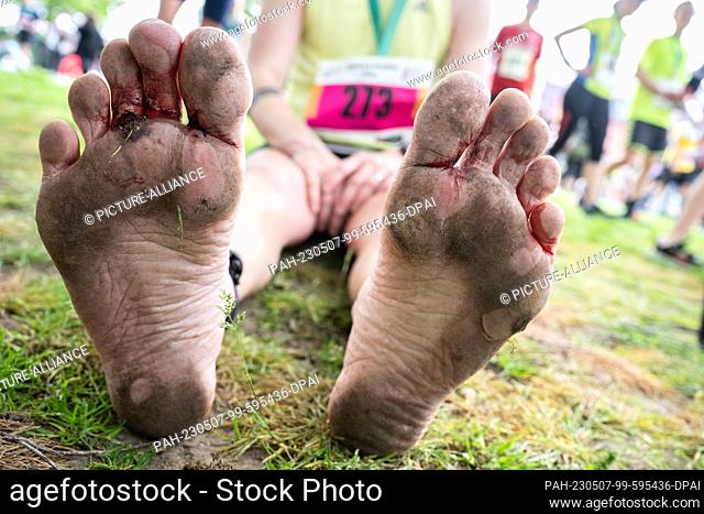 07 May 2023, Rhineland-Palatinate, Mainz: Blood and dirt collect between the toes of a runner who ran the half marathon barefoot after the 21st Gutenberg...