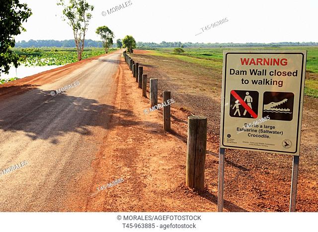 Fog Dam panneau informatif sur le danger des crocodiles marins Danger : information about saltwater crocodile Territoires du nord  Australie Northern territory...