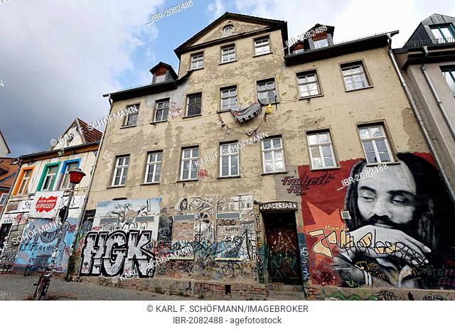 Condemned buildings in the historic district, painted with graffiti, alternative scene, Weimar, Thuringia, Germany, Europe