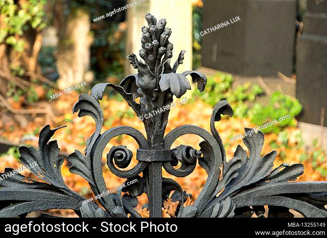 Berlin, Jewish cemetery Berlin Weissensee, field M1, neo-Baroque lattice grave with elaborate floral decorations, hereditary burial Moritz Israel