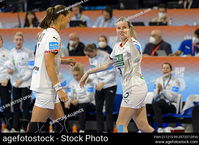 14 December 2021, Spain, Barcelona: Handball, Women: World Cup, Spain - Germany, final round, quarter-finals: Germany's Xenia Smits (l) and Amelie Berger