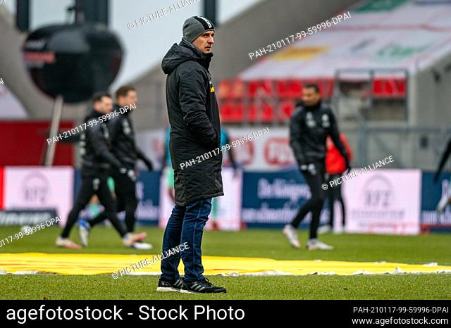 17 January 2021, Bavaria, Regensburg: Football: 2. Bundesliga, Jahn Regensburg - SV Sandhausen, Matchday 16. Coach Mersad Selimbegovic of Regensburg stands in...