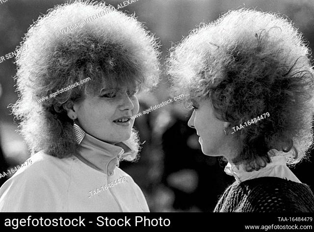 August, 1987. Minsk, Byelorussian SSR, USSR. Students of a secondary medical school Svetlana Mikhailova and Lyudmila Ivanovich (L-R) have a conversation
