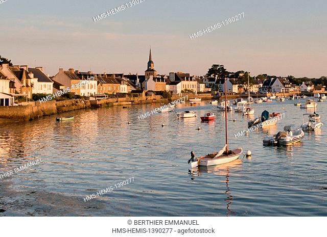 France, Morbihan, Locmariaquer, port at sunrise