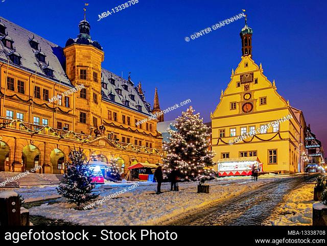 Christmas tree on the market square with town hall and Ratstrinkstube, Rothenburg ob der Tauber, old town, Taubertal, Romantische Strasse, Middle Franconia