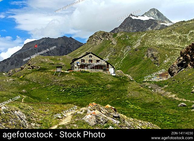 Schutzhütte Cabane de Chanrion des Schweizer Alpen-Clubs SAC mit Gipfel La Ruinette, Val de Bagnes, Wallis, Schweiz / Mountain hut Chanrion Hut of the Swiss...