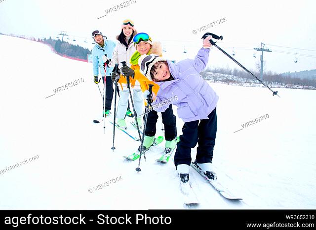 Ski ski field stood a row of happy family
