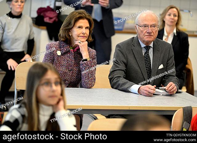 ÖSTERSUND 20220408 Kung Carl Gustav och drottning Silvia besöker Parkskolans introduktionsklass för nyanlända från Ukraina i samband med deras besök i Jämtland...