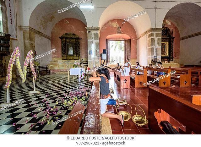 Women & childrens praying in the church of the convent of Mama, Yucatan (Mexico)