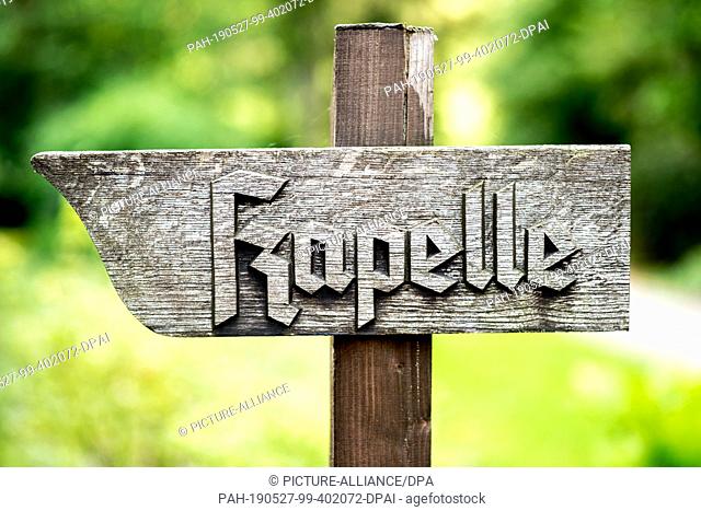 24 May 2019, Lower Saxony, Celle: A wooden sign with the inscription ""chapel"" stands on the forest cemetery. Photo: Hauke-Christian Dittrich/dpa