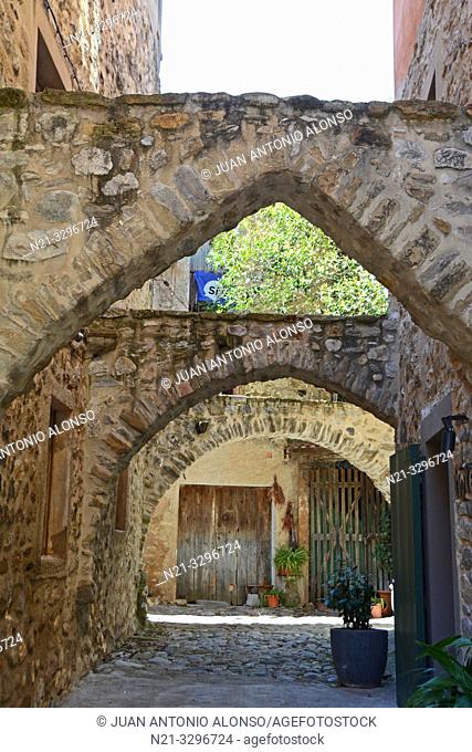 Hotel 3 Arcs. Medieval town of Besalú, La Garrotxa, Province of Girona, Catalonia, Spain, Europe