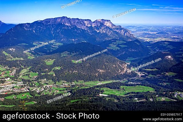 Blick vom kehlsteinhaus auf das Voralpengebirge im Berchtesgadener Land