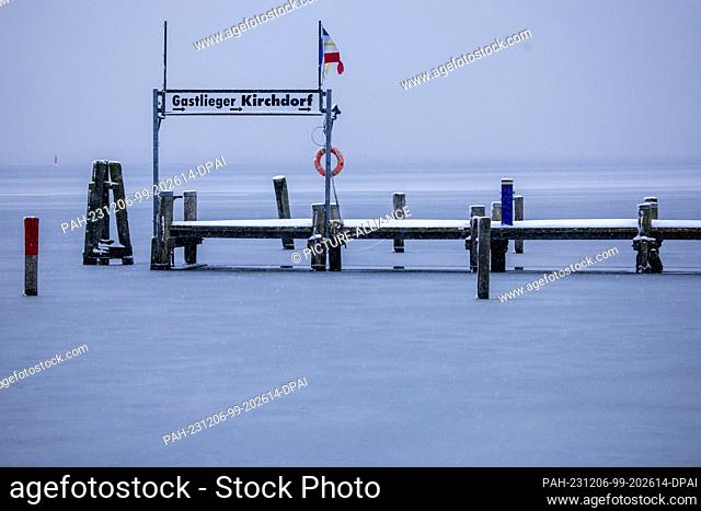06 December 2023, Mecklenburg-Western Pomerania, Kirchdorf (poel): The jetty for sailing boats and motor yachts in the harbor on the Baltic Sea island of Poel...