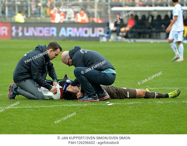 Ryo MIYAICHI (PAULI) is dealt lying on the ground, pain, pain, injury, football 2. Bundesliga, 12.matchday, matchday12, FC St