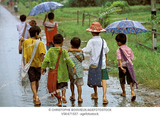 Schoolchildren during the monsoon : taungoo region