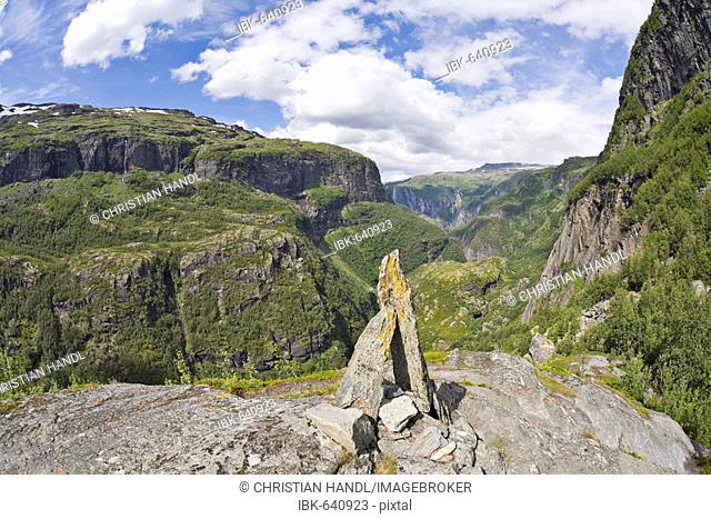 Bjørnstigvarden trail marker, Aurlandsdalen Valley, Norway, Scandinavia, Europe