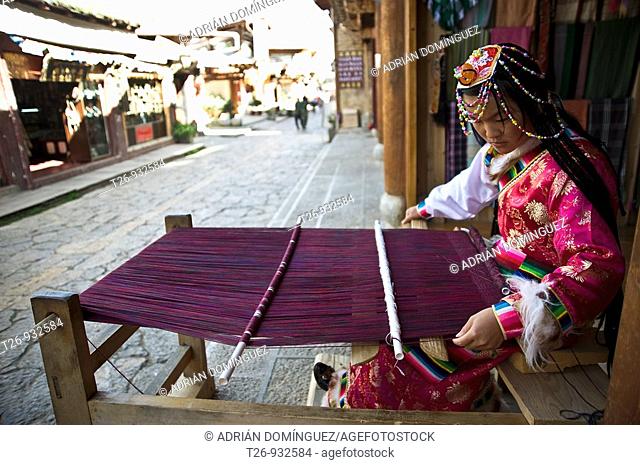 A woman kniting in a Sangri La street, Yunan province