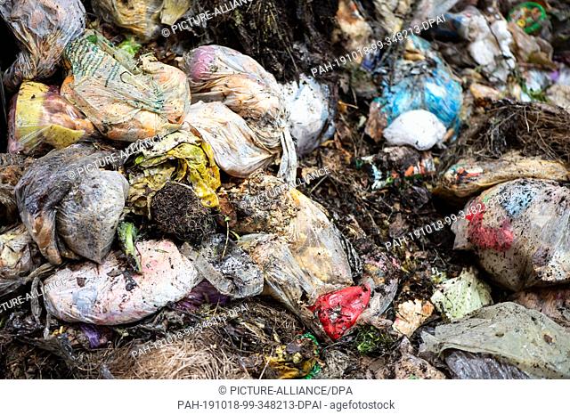 18 October 2019, Hessen, Kassel: Unsorted organic waste from a garbage truck lies in a heap at the Kassel waste-to-energy plant