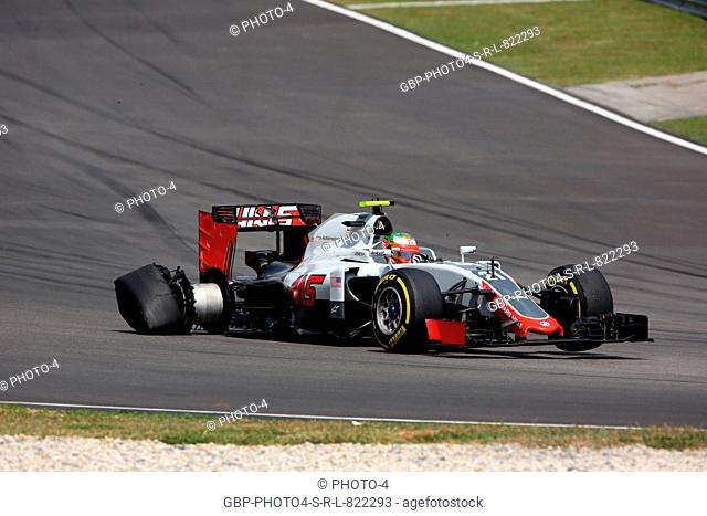 02.10.2016 - Race, Esteban Gutierrez (MEX) Haas F1 Team VF-16 with a puncture