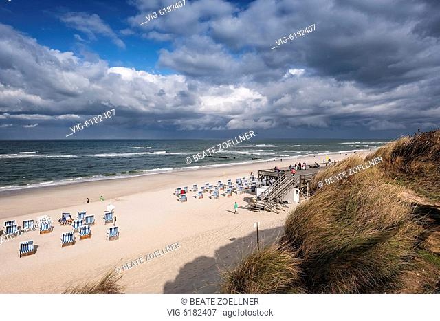 Abwechslungsreiches Wetter an einem Septembertag am Roten Kliff in Kampen/Sylt: Vom Horizont nähert sich der nächste Regenschauer während am Strand noch die...