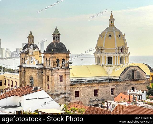 South America, Colombia, Departamento de Bolívar, Cartagena de Indias, Ciudad Amurallada, view from the roof terrace of the Movich Hotel over the church San...