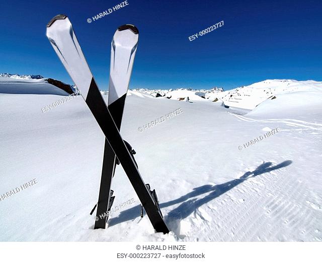 Ski im Schnee