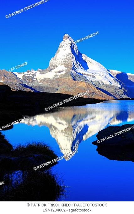Matterhorn reflecting in mountain lake, Wallis, Schweiz