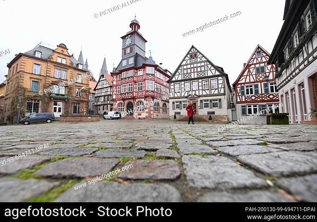 29 January 2020, Hessen, Heppenheim: The market place of Heppenheim with the town hall (M, built in 1551) is surrounded by old half-timbered houses