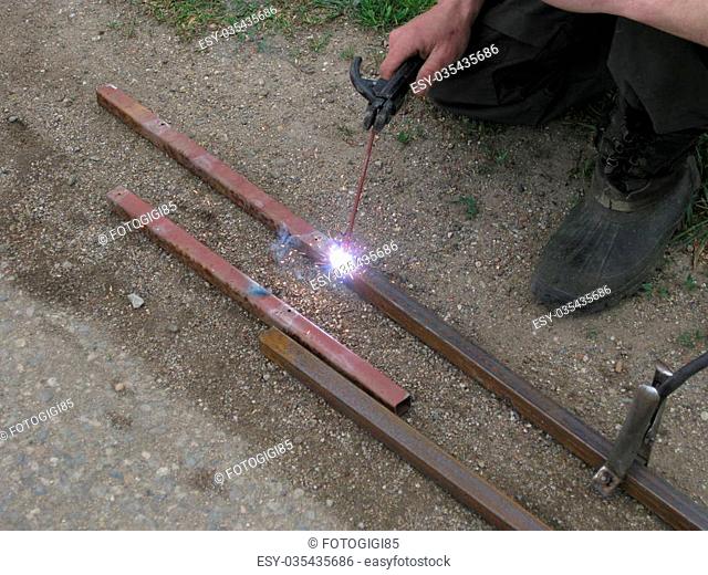 Welding of steel square pipe electric welding. The use of electric welding in the home