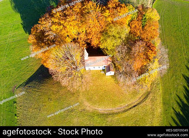 Germany, Bavaria, Weipertshausen, Aerial view of¶ÿKapelle Saint Koloman in autumn