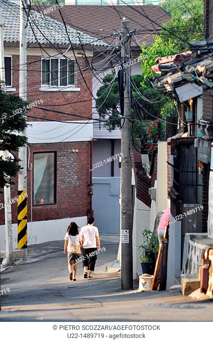 Seoul (South Korea): street in the Bukchon neighborhood