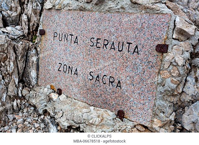 Plate located at the beginning of the monumental zone of Punta Serauta in memory of the soldiers who fought here. Marmolada, Dolomites
