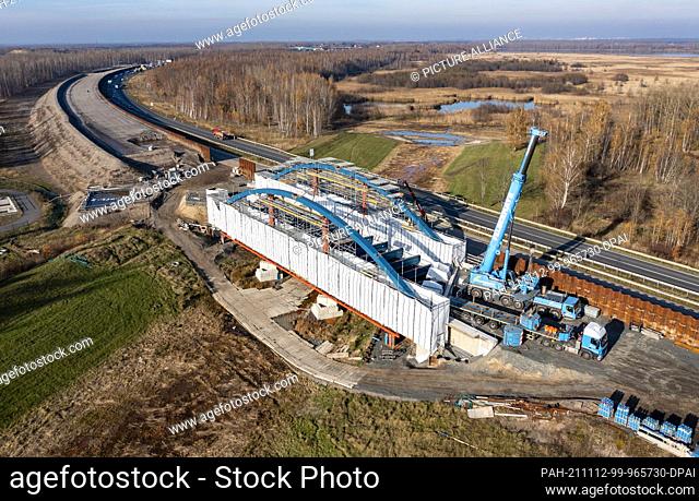11 November 2021, Saxony, Rötha: Construction workers reached a bridge for the future A72 over the tributary of the Stöhna flood retention basin next to the...
