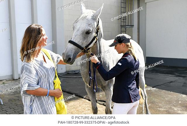 28 July 2018, Germany, Berlin, Equestrian sports/jumping, Global Champions Tour (Small Tour): Dana Schweiger (l), Luna Marie Schweiger and her horse Koude after...