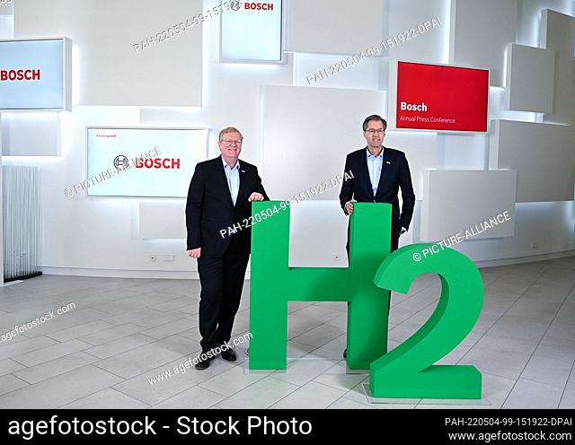 04 May 2021, Baden-Wuerttemberg, Renningen: Stefan Hartung (l), the chairman of the Bosch board of management together with Markus Forschner