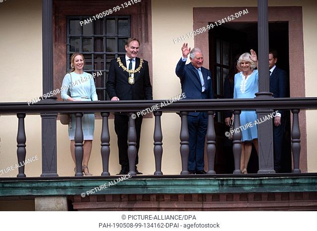 08 May 2019, Saxony, Leipzig: The British heir to the throne Prince Charles and his wife Camilla (M) stand with Burkhard Jung (l), Mayor of Leipzig