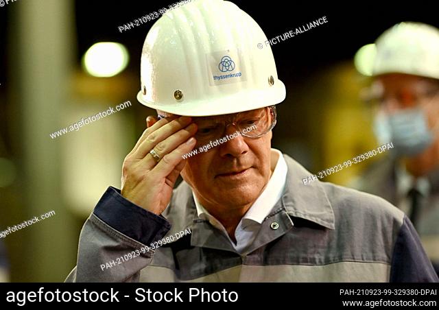 23 September 2021, North Rhine-Westphalia, Duisburg: Olaf Scholz, finance minister and SPD candidate for chancellor, takes a look at thyssenkrupp Steel Europe...