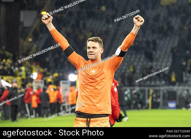 goalwart Manuel NEUER (M) raises his fists after the end of the game, half figure, half figure; Winner, triumph; Soccer 1st Bundesliga, 14th matchday