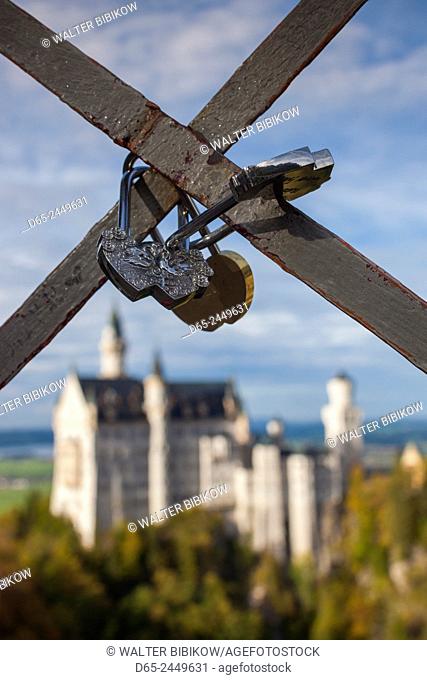 Germany, Bavaria, Hohenschwangau, Schloss Neuschwanstein castle, Marienbrucke bridge view, late afternoon, love locks