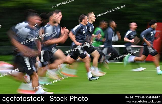 13 July 2021, Hessen, Frankfurt/Main: The team around Max Kruse (M) runs during the final training of the German Olympic soccer team at the Frankfurt stadium...
