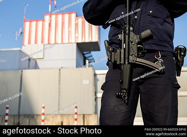 22 September 2020, North Rhine-Westphalia, Duesseldorf: A police officer is standing in front of the high security wing of the Higher Regional Court