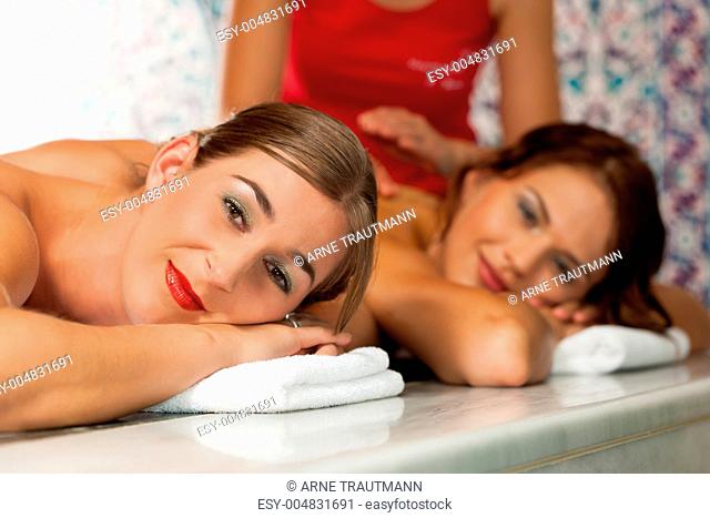 Wellness - Freundinnen bei der Massage