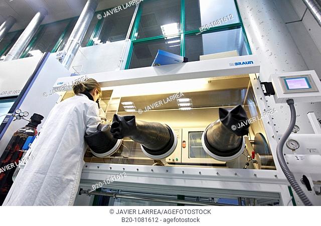 Preparing samples in inert atmosphere, controlled atmosphere glove box, stereo microscope, Synthesis Laboratory, CIC nanoGUNE Nanoscience Cooperative Research...