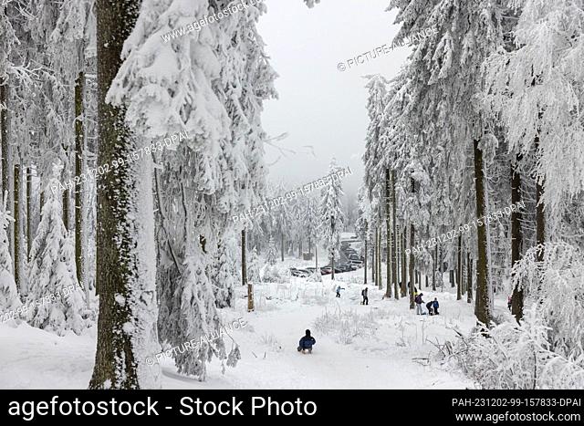 PRODUCTION - 02 December 2023, Hesse, Schmitten: Snow and cold also ensure an early start to the winter sports season on the Großer Feldberg in the Taunus...
