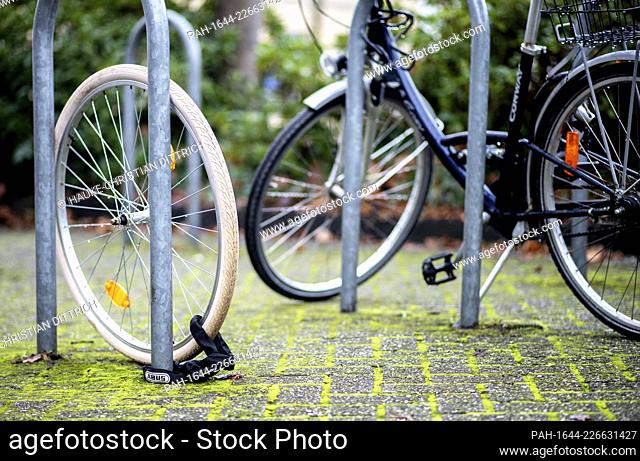 A single tire after a theft of a bicycle in the citycenter of Oldenburg (Germany), 13 December 2020. - Oldenburg/Niedersachsen/Deutschland
