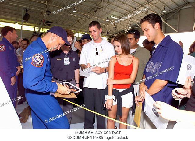 Frederick W. Sturckow, STS-105 pilot, signs autographs for the assembled crowd in Hangar 990 at Ellington Field during the STS-105 and Expedition Two crew...